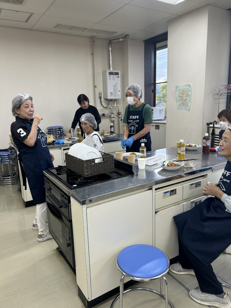 子ども食堂　とんぼの家　スタッフさんたちの様子